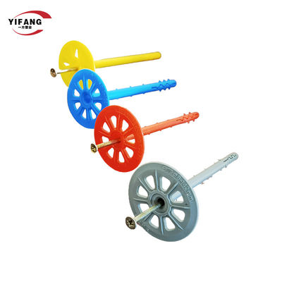 La pared de acero galvanizada tapa las anclas plásticas del aislamiento atornilla las sujeciones