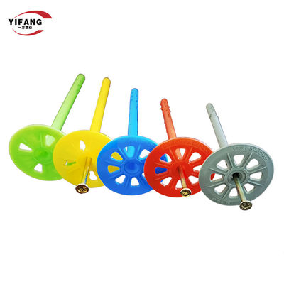 La pared emperna las anclas plásticas del aislamiento de 55m m con las sujeciones del tornillo